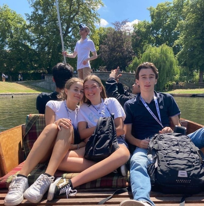 Cambridge-punting-foreign-students-on-river